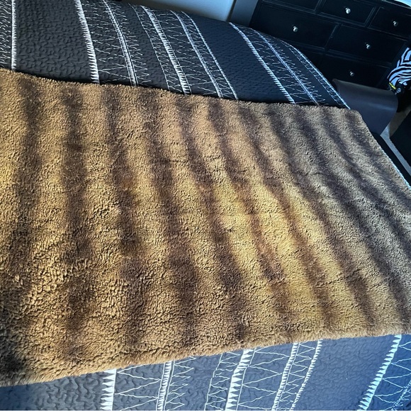 Brown Faux Fur Throw Blanket - Picture 2 of 3